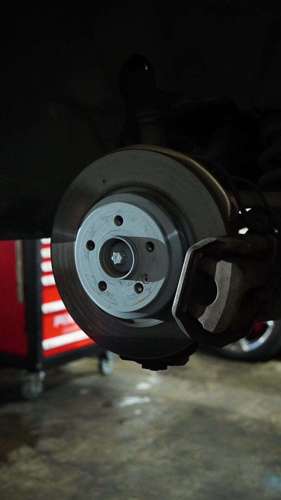 Mercedes GLE front hub with the stock rotor before a brake upgrade