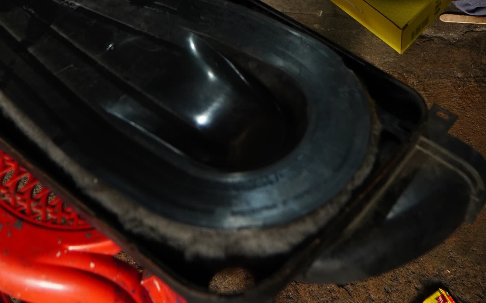 Engine air filter check during a BMW PMS